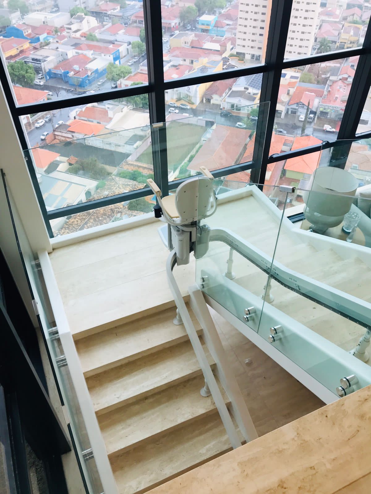 Cadeira Elevatória ou Plataforma: qual escolher para o seu projeto de acessibilidade?