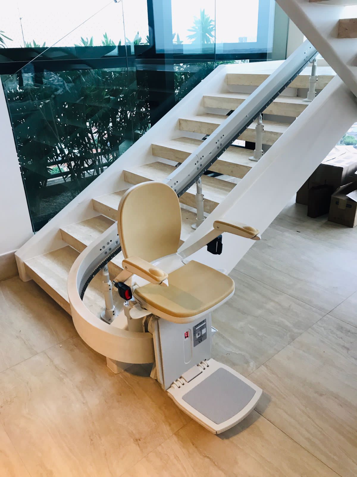 Cadeira elevatória em condomínios: vale a pena instalar? Guia 2025